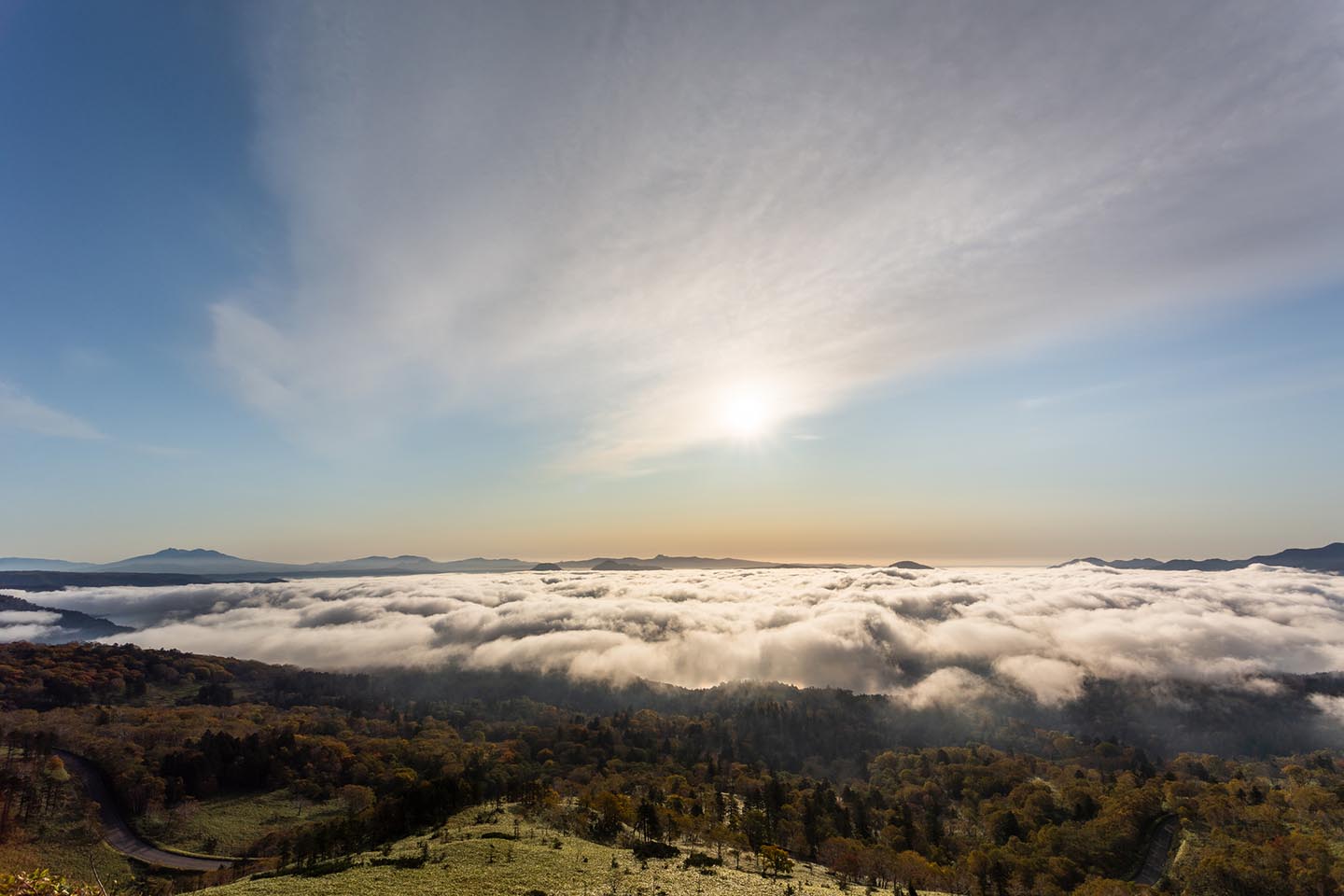 湖を包む、奇跡の朝景色