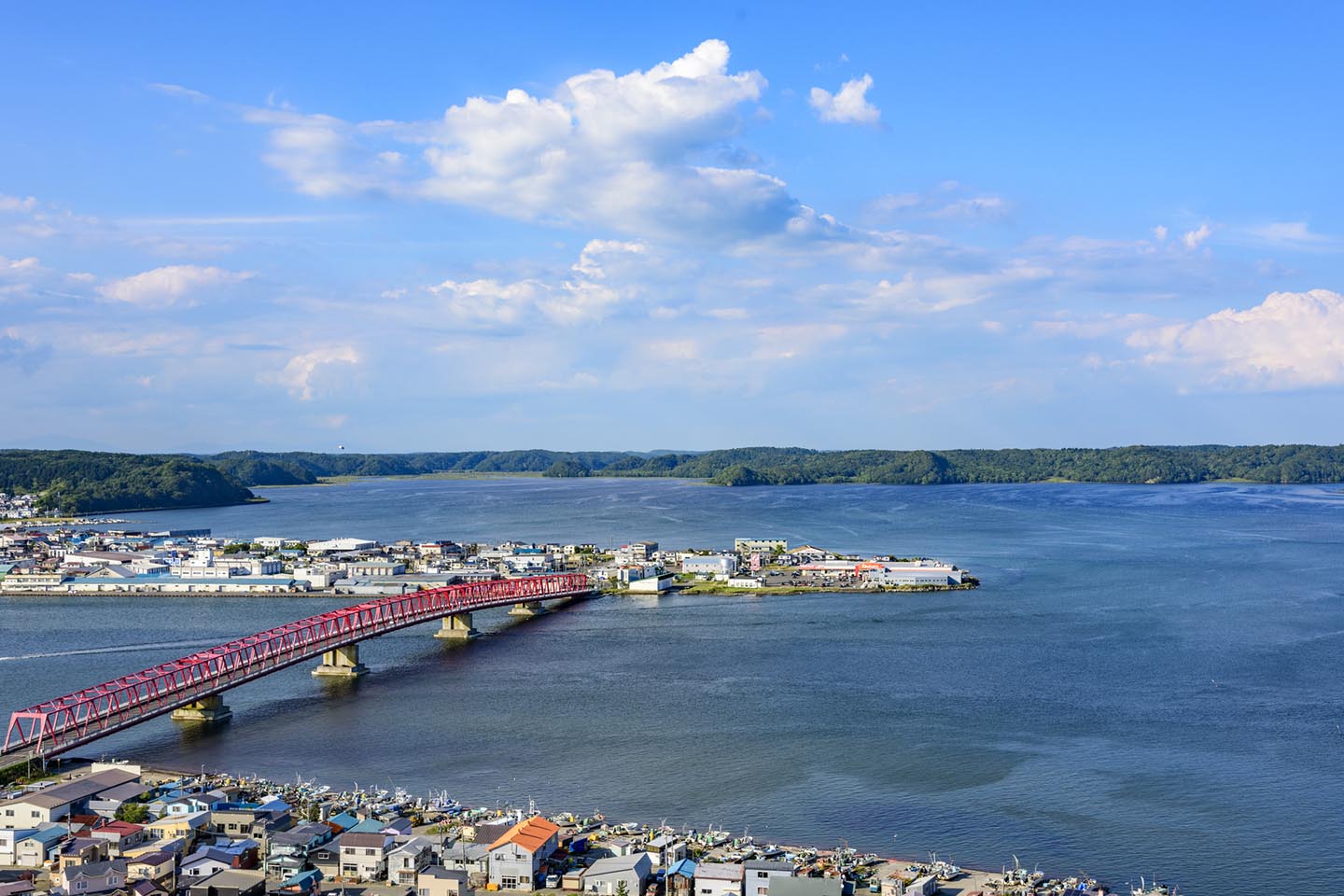 湖と町を結ぶ歴史の架け橋